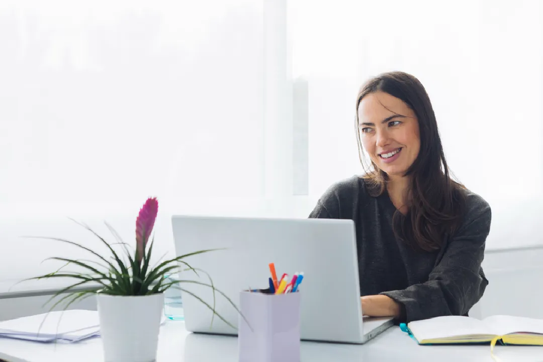 Employee using Ralvie AI Productivity